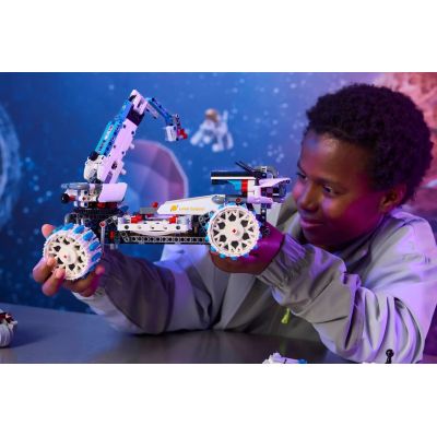 9. LEGO Technic 42211 - Kosmiczny łazik księżycowy Lunar Outpost