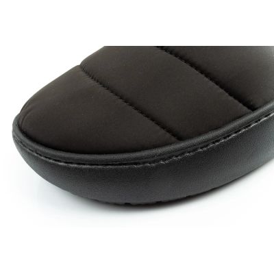 6. Crocs buty męskie papcie Classic Puff Moc kapcie czarne ocieplane