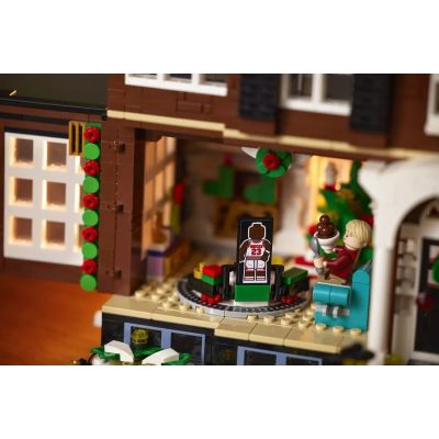 45. LEGO Ideas 21330 Kevin sam w domu