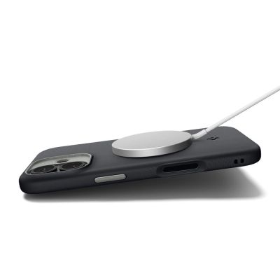 10. Etui Spigen Nano Pop MagSafe na iPhone 17 - czarne