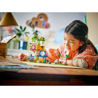 7. LEGO Friends 42666 Kocie przyjęcie urodzinowe i domek na drzewie