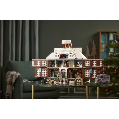 38. LEGO Ideas 21330 Kevin sam w domu