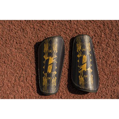 4. Ochraniacze na piszczele Huari Edson 92800393396