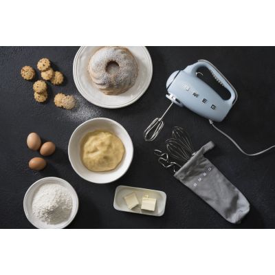 16. Mikser ręczny Smeg HMF01PBEU w stylu retro z lat 50. Pastelowy niebieski