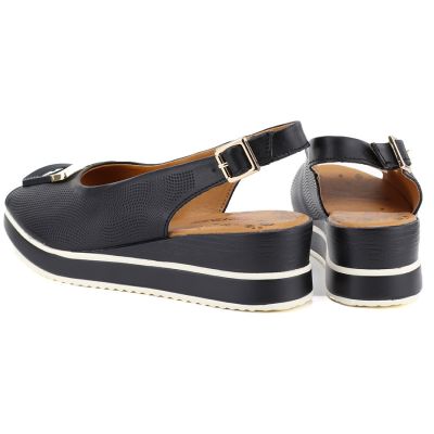 4. Skórzane sandały damskie na koturnie czarne Artiker 58C0086