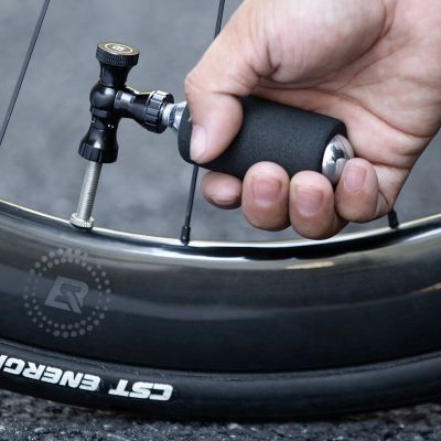 7. Pompka CO₂ Rockbros głowica zawór ze stopu aluminium bez naboju kompatybilna z Presta/Schrader - czarna