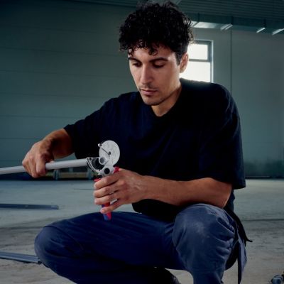 25. KNIPEX OBCINAK DO RUR KOMPOZYTOWYCH I PLASTIKOWYCH