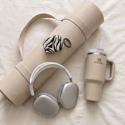6. Etui Tech-Protect Lamano na AirPods Pro 3 - czarno-beżowe