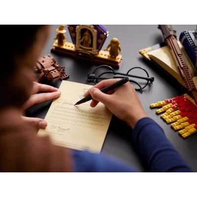 16. LEGO Harry Potter 76391 Ikony - Hogwartu Edycja Kolekcjonerska