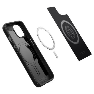 7. Etui Spigen Mag Armor z MagSafe na iPhone 13 - czarny mat