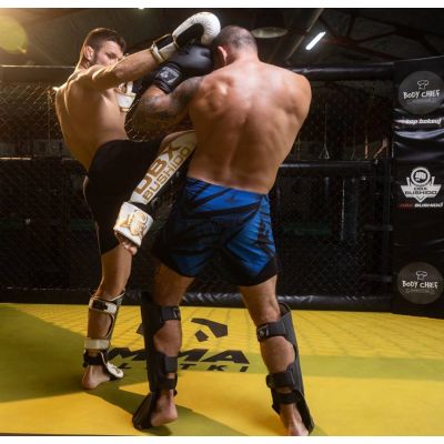 5. Ochraniacze na piszczele M - Undefeated