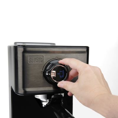 8. Ekspres ciśnieniowy kolbowy Black+Decker BXCO1200E (1200W)