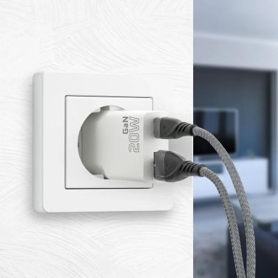 15. EVERACTIVE ŁADOWARKA SIECIOWA 1 X USB, 1 X USB-C QUICK CHARGE 3.0 20W SUPER SLIM BIAŁA SC-340Q