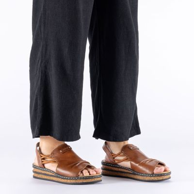 5. Komfortowe sandały damskie na koturnie brązowe Rieker  62962-22