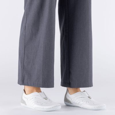 6. Skórzane półbuty damskie ażurowe wsuwane białe Rieker 43663-80