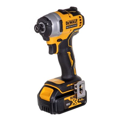 2. Zestaw narzędzi Combo 18V 2x4,0Ah DCK2062M2T DEWALT