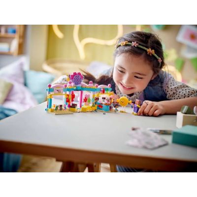 8. LEGO FRIENDS 42649 Sklep z cukierkami w Heartlake