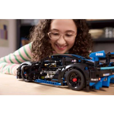 21. LEGO Technic 42176 Samochód wyścigowy Porsche GT4 e-Performance