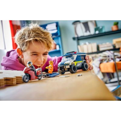 7. LEGO City 60479 Policyjna furgonetka do transportu więźniów