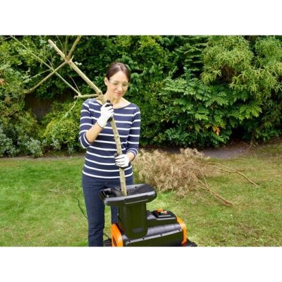 11. BD Rozdrabniacz do gałęzi 2800W o średnicy 40mm