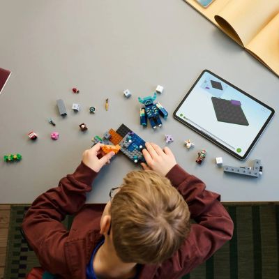 11. LEGO Minecraft 21274 Spotkanie ze strażnikiem