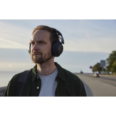 29. POLY Zestaw słuchawkowy Voyager Surround 85 UC USB-C + przejściówka USB-C/A + podstawka ładująca