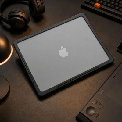 8. Etui Tech-Protect Velar na MacBook Pro 16" 2021 / 2023 / 2025 / 2026 - przezroczysto-czarne