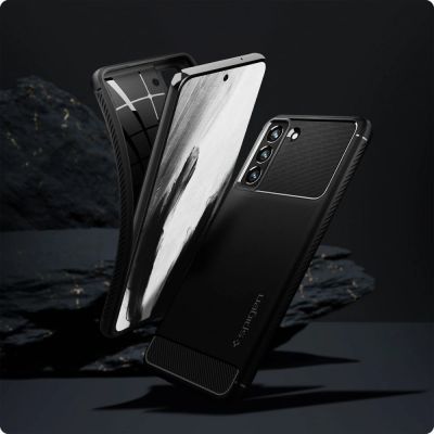 7. Etui Spigen Rugged Armor na Samsung Galaxy S21 FE - czarny mat