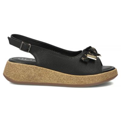 2. Skórzane sandały damskie na koturnie ażurowe czarne Filippo DS7582