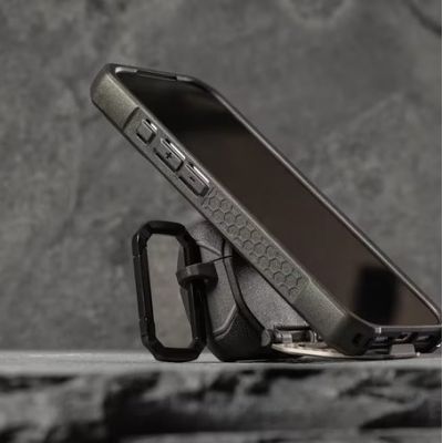 12. UAG Monarch - obudowa ochronna do AirPods Pro 3 (olive/silver)