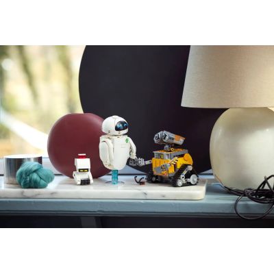 9. LEGO Disney Pixar 43279 WALL-E i EWA