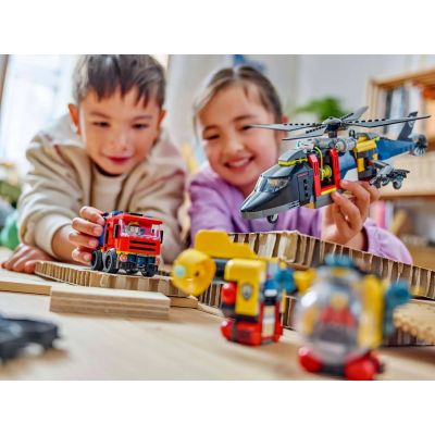 10. LEGO CITY 60462 Zestaw z helikopterem, wozem strażackim i łodzią podwodną