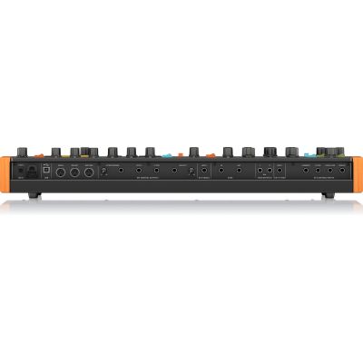 8. Behringer POLY D Syntezator analogowy