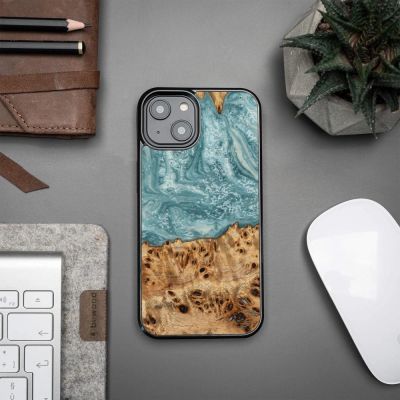 2. Etui Bewood Unique Uran z drewna i żywicy na iPhone 15 Plus - niebiesko-białe