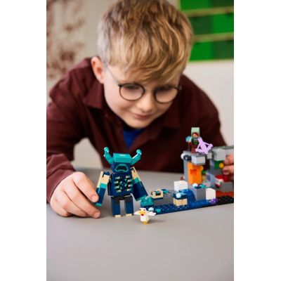 12. LEGO Minecraft 21274 Spotkanie ze strażnikiem