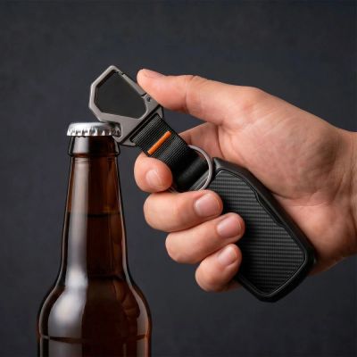 8. Etui Spigen TK100 na klucz samochodowy - czarne