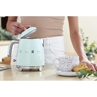 43. Czajnik SMEG model KLF05PGEU mini 0,8L pastelgreen