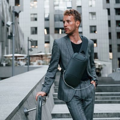 14. Plecak miejski Wozinsky Premium na jedno ramię, antykradzieżowy z organizerem i USB - czarny