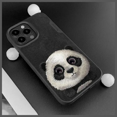 9. Etui Nimmy Big Eyed Pet 2.0 Panda na iPhone 15 Pro - czarne