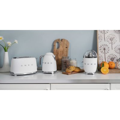 45. Czajnik elektryczny SMEG CLF03WHMEU