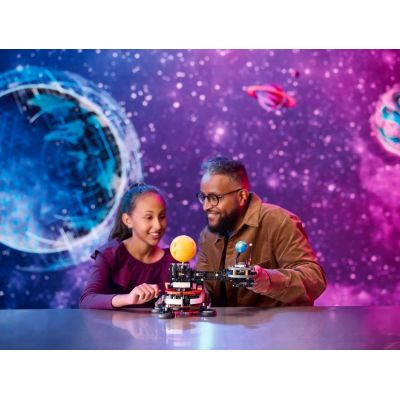 7. LEGO Technic 42179 Planeta Ziemia i Księżyc na orbicie
