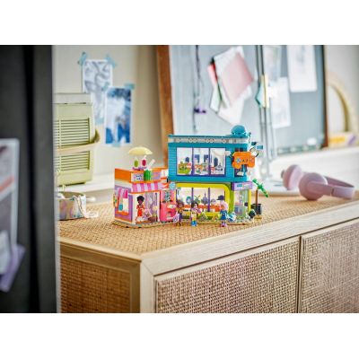 9. LEGO Friends 42674 - Sklep z grami i komiksami