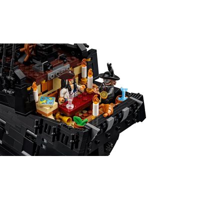 7. LEGO Icons 10365 - Statek piracki Kapitana Jacka Sparrowa