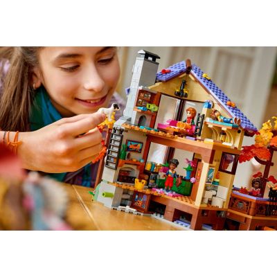 12. LEGO Friends 42705 - Jesienna leśna chatka