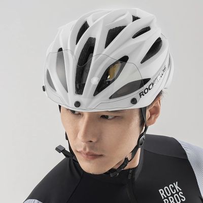 11. Kask rowerowy Rockbros z szybką, odpinane okulary z ochroną UV, unisex, błyszczący - biały