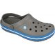 Klapki Crocs Crocband M 11016 w kolorze szarym z elementami w odcieniu białym i niebieskim, materiał Croslite, otwory na ozdoby Jibbitz