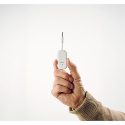 8. Twelve South AirFly Pro 2 - adapter Bluetooth do wejścia 3,5mm jack kompatybilny z AirPods i innymi słuchawkami Bluetooth, do 2 par słuchawek jednocześnie oraz z AUX IN (white)