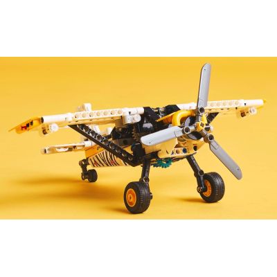 11. LEGO Technic 42198 Samolot transportowy