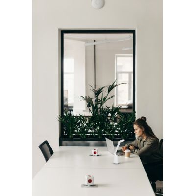 5. Nowoczesna lampka na biurko LED Activejet FUTURE biała z wbudowaną baterią akumulatorem wielokrotnego ładowania