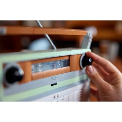 10. LEGO Icons 10334 - Radio w stylu retro